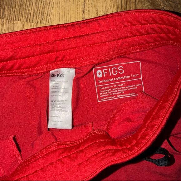 Neon Red Figs Scrub Set - Size Medium - Picture 7 of 8
